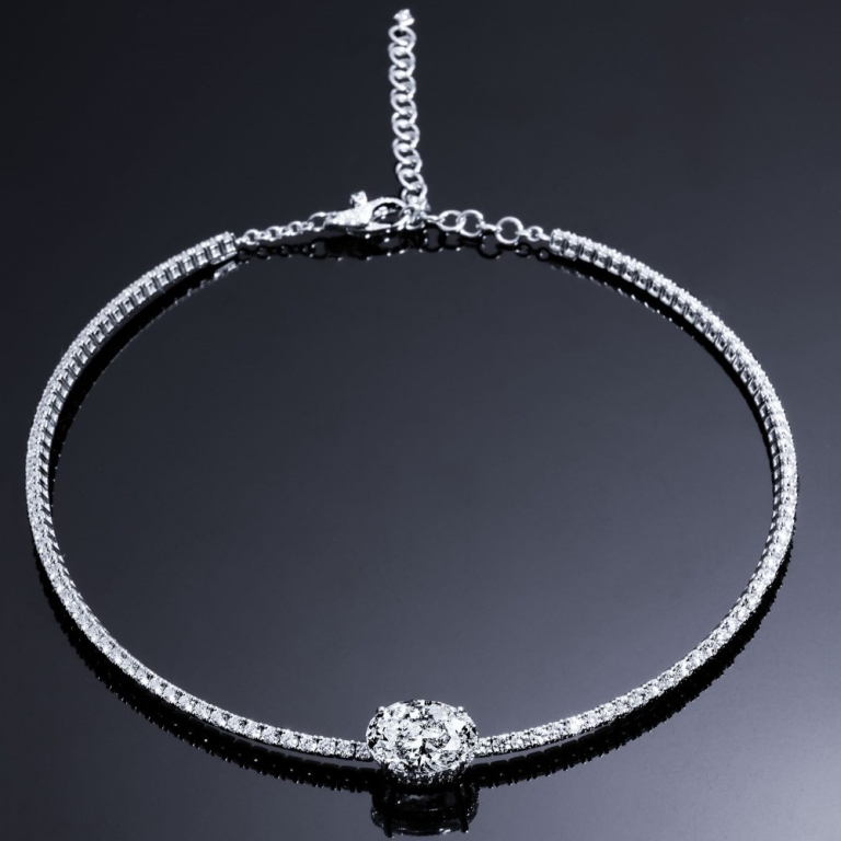 Sogno, Elegant necklace with oval-cut diamond